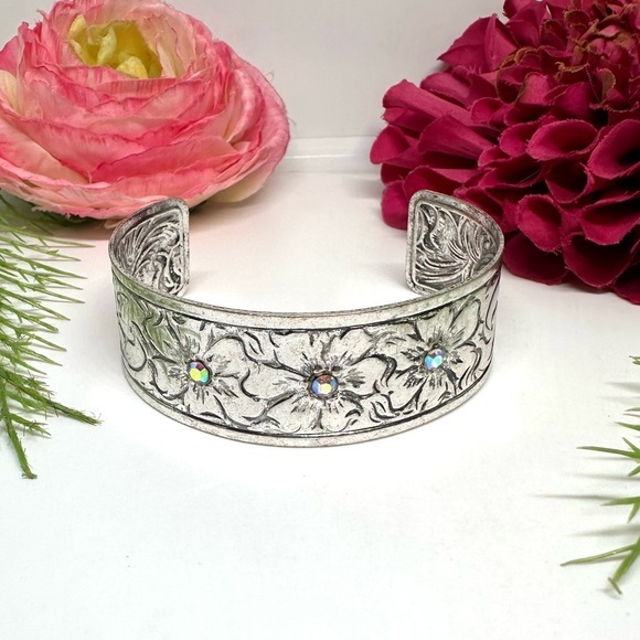 Jewelry - 2 Left!⚜️Embossed Cuff Bracelet With Cherry Blossoms
